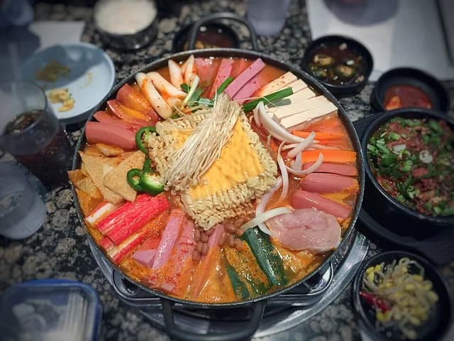 Budae jjigae (28587380901).jpg