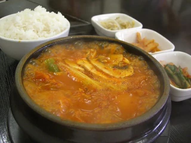 Korean.cuisine-Kimchi jjigae-01.jpg